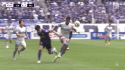 衝撃フィジカル！ 重戦車ルカオの“破壊的突進”にSNS騒然「Jリーグに止められるDFいる？」「トラックだ…」「バケモノかよ」広島Ｗマークを粉砕→決勝点お膳立ての圧巻シーン