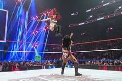 こんなのあり？ デカ女レスラーの“機転”で勝利がスルリ…まさかの妨害行為でレフェリーもとばっちり「かわいそう」