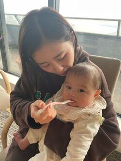  山本圭壱、もうすぐ5カ月になる娘が初めて飲んだもの「遂にこの日が来たのです」 