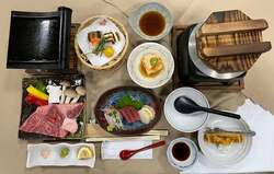  假屋崎省吾、すごい品数と量だった宿の夕食「秋のご馳走」「豪華で凄い」の声 
