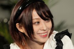 BreakingDownで大暴れの元仮面女子、スラリ美脚のミニスカ姿で合コン登場！「体の相性が1番」恋愛観明かす