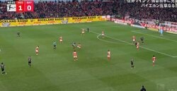 「怖すぎるだろ」佐野海舟、爆速“飛び蹴りカット”炸裂の瞬間「エグッ！」 アクロバティックな“回収プレー”連発「数分で何回？」