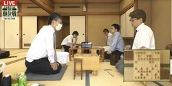 羽生善治九段VS佐藤康光九段 対戦168局目の戦型は「四間飛車」に 意表の出だしに解説者「データとかAIとか無しでやりましょうという感じ」／将棋・順位戦B級1組