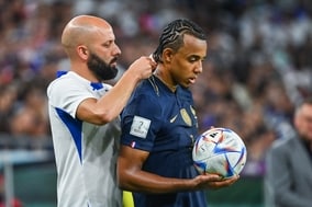 バレずに試合開始？　フランス代表DFクンデ、試合中にネックレスを外すよう命じられる