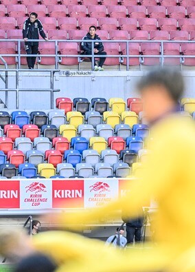 日本代表が田中碧の本拠スタジアムでアメリカ戦に向けた練習を行う！ 長谷部誠も見守る中、冒頭15分を報道陣に公開！