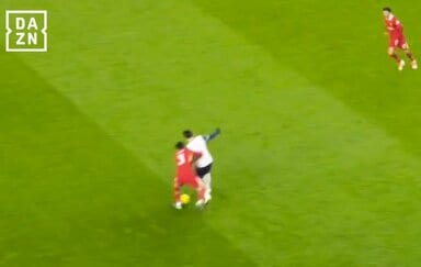 「強い！」遠藤航、“日韓主将バトル”でソン・フンミンを封殺「めっちゃいいやん」「熱いな」らしさ全開のハードチャージにファン熱狂