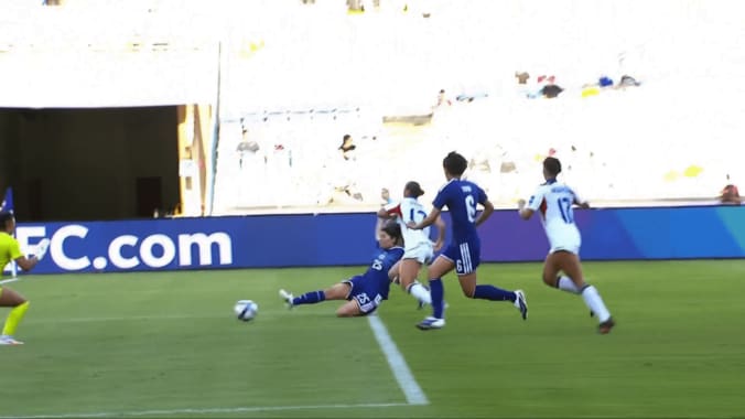 スライディングシュートを放つ千葉玲海菜