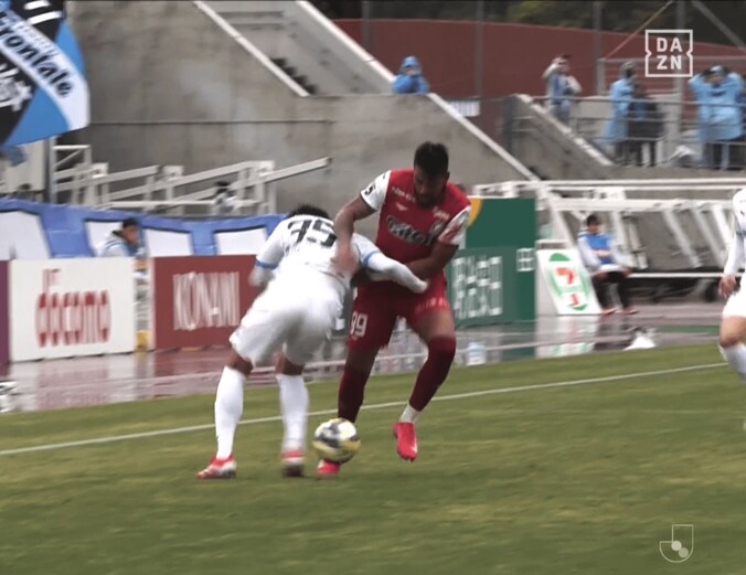 「恐怖映像…」岡山FWルカオの“重戦車ドリブル”にSNS震撼！「想像の４倍強い」「バケモノすぎて笑えてくる」日本代表級DFを連続で吹っ飛ばし川崎ファンも戦慄 2枚目