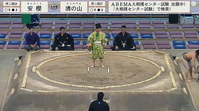 15歳と18歳力士が土俵際でもつれ合う大熱戦 落下し“ヒヤリ”な場面に館内悲鳴も相手を気遣う姿勢「優しいね」 1枚目