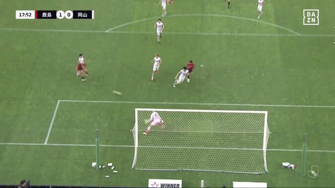 「敵ながら感激」鈴木優磨、豪快過ぎるツイスト反転シュートが話題「身体ねじ切りしそう」「質が高すぎる」完璧裏抜けからの圧巻フィニッシュワークの瞬間 5枚目