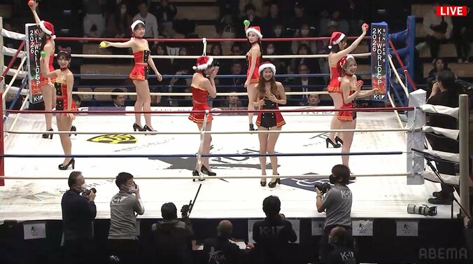 恥ずかしさに両手で顔を覆う百田