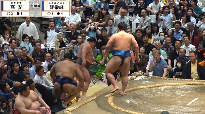 「伯乃富士の神回避w」「瞬間移動してる」熱戦直後、土俵下でカメラが捉えた“光景”に反響続々「抜群の反射神経よ」 5枚目