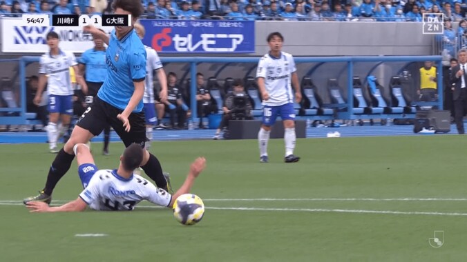 「退場やん！」「コントロールしてない」Jリーグの“ノーファウル判定”でSNS大論争「高井DOGSOやろ」「全条件を満たしてない」G大阪FWと川崎DFの接触が物議 2枚目