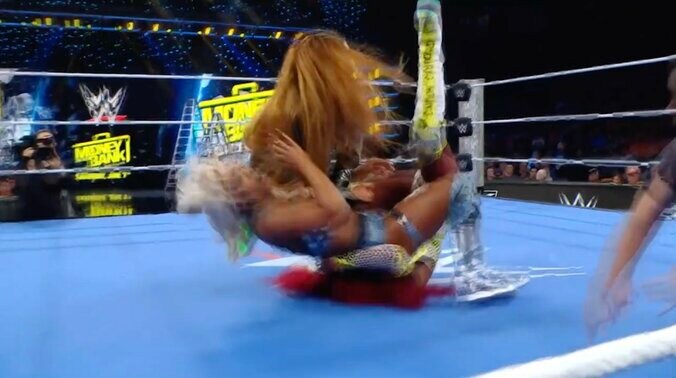 ナオミは2人の下敷きに…