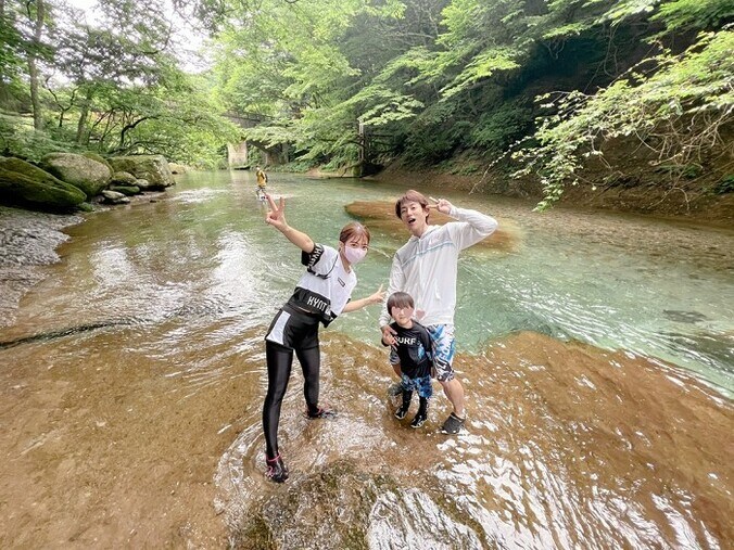  辻希美、家族で川遊びを満喫する様子を公開「子ども達も大興奮」  1枚目