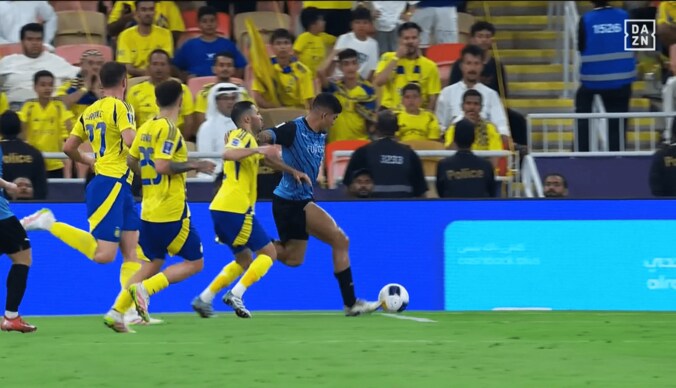 「死んだふり作戦（笑）」川崎FWの“騙し討ち急加速ドリブル”にファン驚愕！「エリソンの緩急に惚れた」「マリーシアお上手」「急に神に」決勝点アシストの一部始終【ACLE】 4枚目