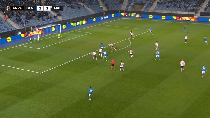 「え、入ってないの？」伊東純也、魂の“低空”ダイビングヘッド弾！「顔大丈夫？」「キーパーよく止めたわ」完璧ミートも“ライン上の神セーブ”にファン溜息 4枚目