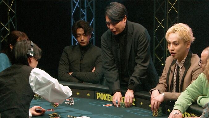 【映像】美女ポーカープロも困惑…“破天荒芸人”、まさかの大博打