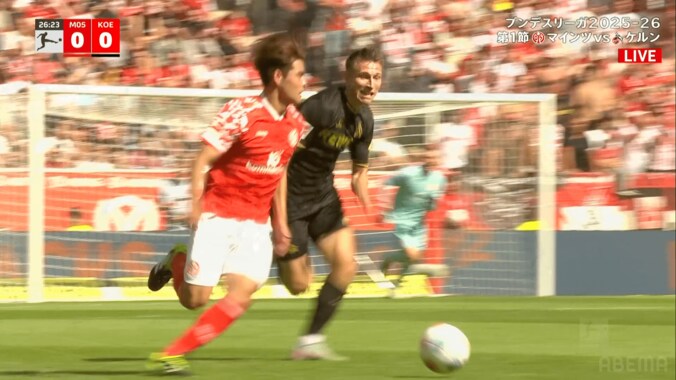 「誘って回収！」佐野海舟の“超絶インターセプト”にファン大興奮！「反射神経やばい」「一級品だな」ブンデス開幕戦で圧巻守備 4枚目