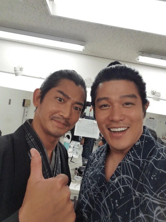 『西郷どん』鈴木亮平、“最後の別れ”をした瑛太とのオフショットにファン安堵「奇跡の笑顔のツーショットほっこり」 1枚目