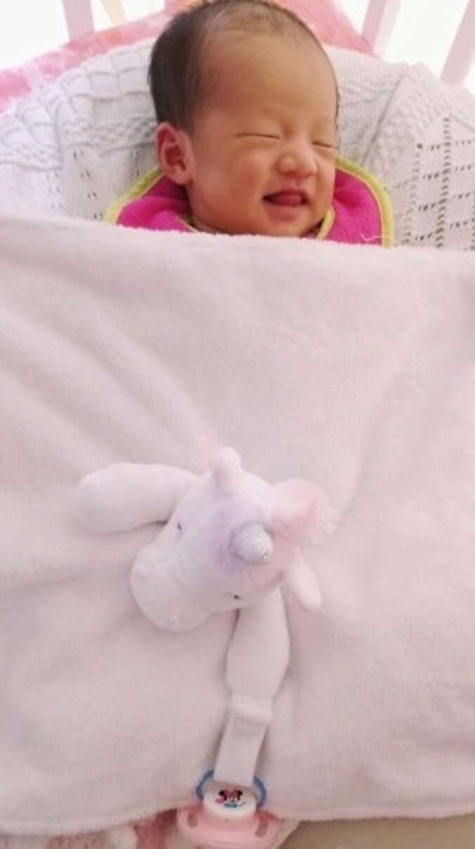 小原正子、“生後15日”の寝ながら笑う長女の写真を公開「天使」「可愛い」の声 1枚目