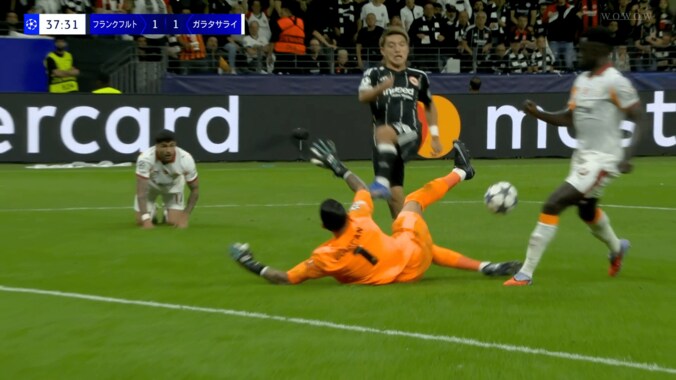 スタジアム熱狂！ 堂安律、CLデビュー戦で同点弾演出「さすが日本の10番だ」「実質ゴール」好守備からオウンゴール誘発の瞬間 3枚目