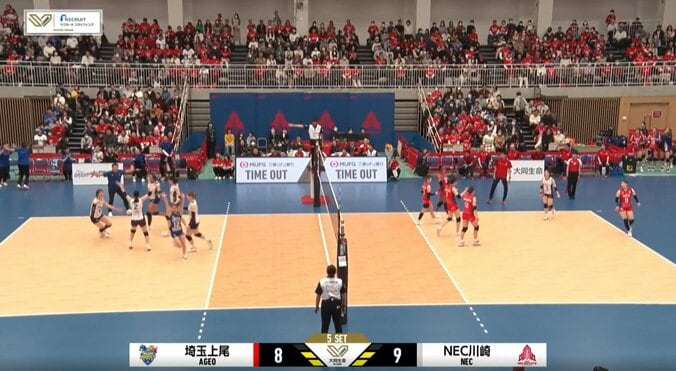 大喜びで駆け回って飛び上がるリベロ・岩澤実育