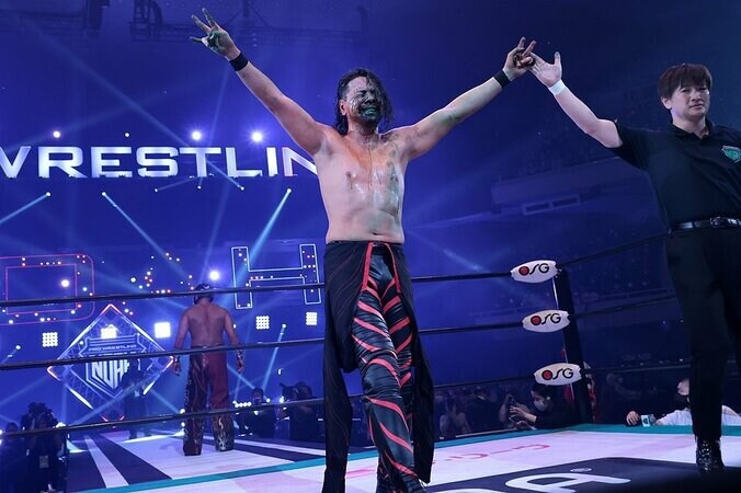 中邑真輔、ムタの顔面に毒霧を逆噴射！ “愛と毒”でムタとの激闘を制して涙腺崩壊「バイバイ、マイアイドル・ムタ…」 4枚目