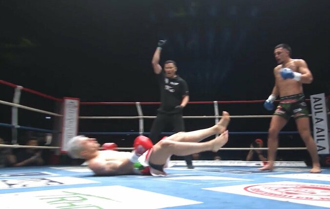 左ストレートを突き刺したターザン