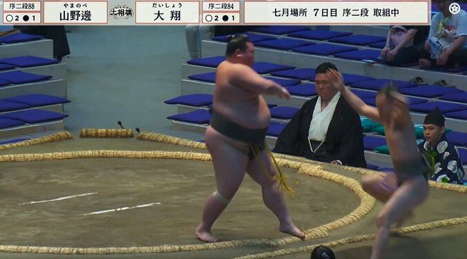 「ひどいダメ押し」「なにしとんねん」体重2倍差の取組で“あわや”の出来事に館内ため息「必要な指導」親方“ピシャリ”に納得の声 3枚目