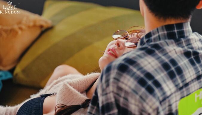 【写真・画像】長谷川惠一、Gカップ色白美女の腰に手を触れ「お尻が硬いんです」イチャイチャマッサージ　3枚目