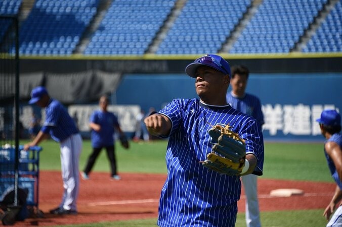 横浜DeNAからは「宮崎、ロペス」がゴールデン・グラブ賞を受賞　ロペスは外国人選手最多タイ3年連続4度目 1枚目
