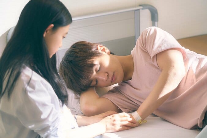 杉咲花が岩⽥剛典を支える　『パーフェクトワールド君といる奇跡』病室の場⾯写真解禁 3枚目