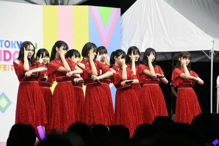 乃木坂46・4期生が初の『TIF』出演でフレッシュなパフォーマンス、清宮レイの”必殺技レイパンチ”に会場沸く