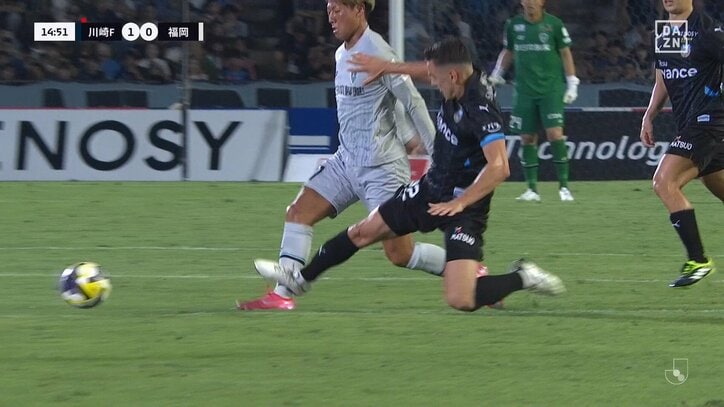 【映像】ガッツリ足裏みせる危険なタックル