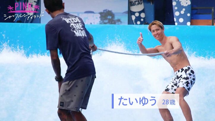 水着美女の初サーフィン姿にイケメン芸人ほれぼれ「伝説の女サーファー、タイに降臨」