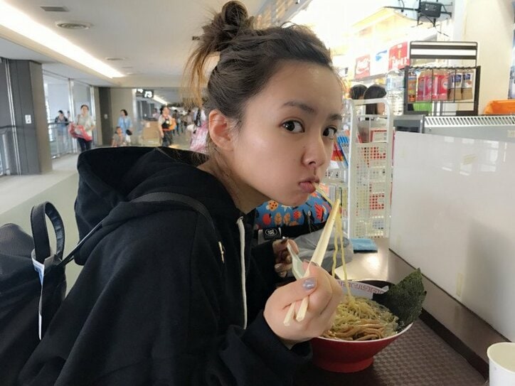 山田菜々 すっぴん デコ出し でラーメンを食べる姿が 可愛すぎる と話題に 話題 Abema Times