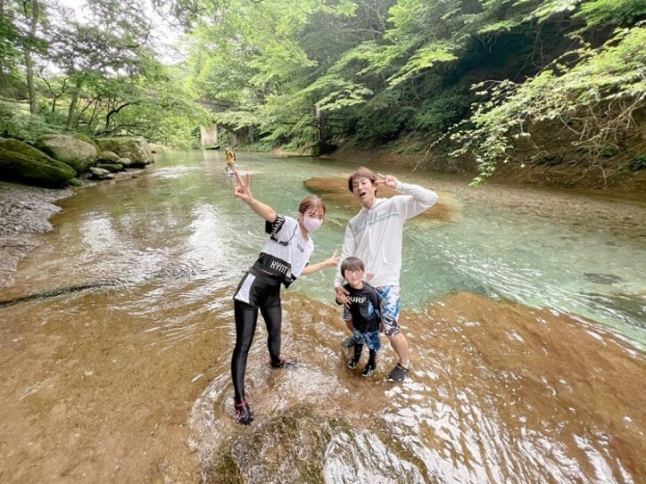  辻希美、家族で川遊びを満喫する様子を公開「子ども達も大興奮」 