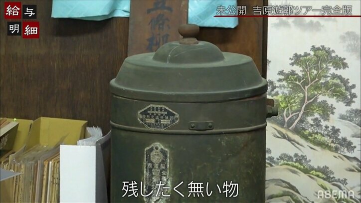 日本初の遊郭専門書店・カストリ書房に潜入「客層は女性が約8割」店の隅には避妊対策のレトロ器具も