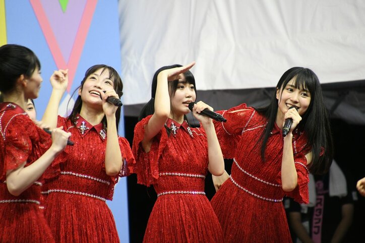 乃木坂46・4期生が初の『TIF』出演でフレッシュなパフォーマンス、清宮レイの”必殺技レイパンチ”に会場沸く