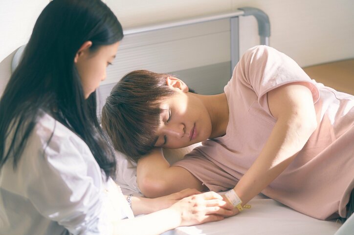 杉咲花が岩⽥剛典を支える 『パーフェクトワールド君といる奇跡』病室の場⾯写真解禁