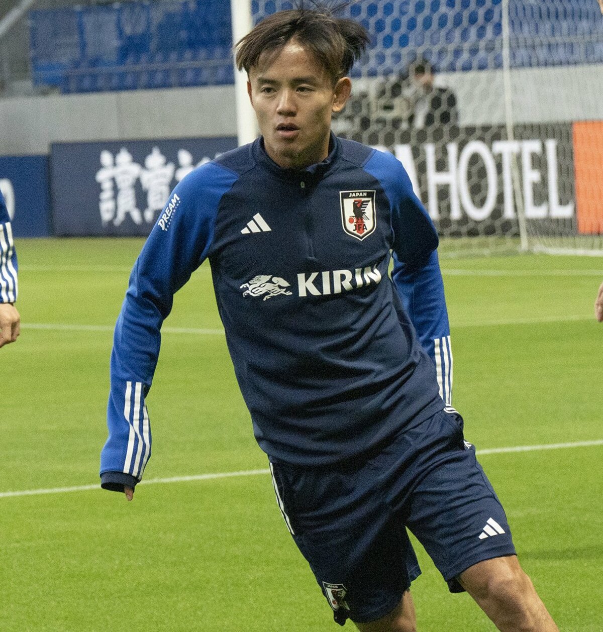 おおー！」久保建英の鋭いスライディング・タックルにチームメイトも