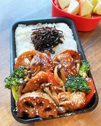 みきママ『鶏と野菜の甘辛弁当です〜！！』