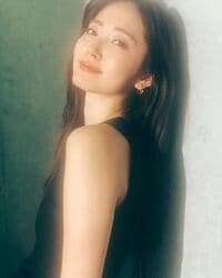 「朝日を浴びてる天使みたい」「幻想的...」鈴木愛理、ツヤ感溢れる振り返りオフショットにファン絶賛