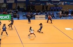 女子バレー、頭部直撃の強烈スパイクにざわめき 直後に注目選手が…振る舞いに反響も