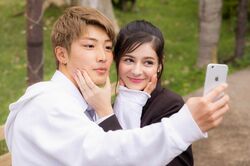 ローラ似の美少女JK、好きな男子と手を繋ぎ“ほっぺムニュ”の大胆アピール！『恋ステ2022春』第4話