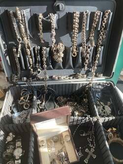  川崎麻世、アクセサリーが多数入っているケースの中身を公開「宝箱だね」