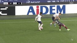 もはや交通事故、衝撃の正面衝突の瞬間！神戸・佐々木大樹 vs 柏・サヴィオ、トップスピードでのぶつかり合い→ダブルノックアウトに「怪我だけはやめて」ファン悲痛