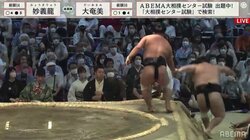 「強くて優しい」「みょー様の気づかいにキュン」土俵下に落ちそうな対戦力士に手を差し伸べる妙義龍、バックショットに相撲ファン悶絶