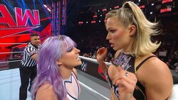 美女レスラー、リング上でブチギレられて逃走→顔面キックで衝撃KOの憂き目